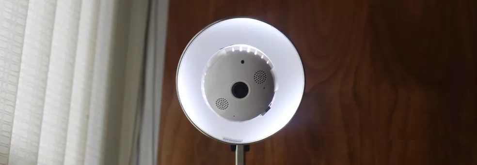 Detalhe da câmera com lâmpada espiã