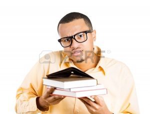 26105333-retrato-do-close-up-do-homem-jovem-estudante-segurando-livros-e-carteira-vazia,-olhando-aflito-que-e