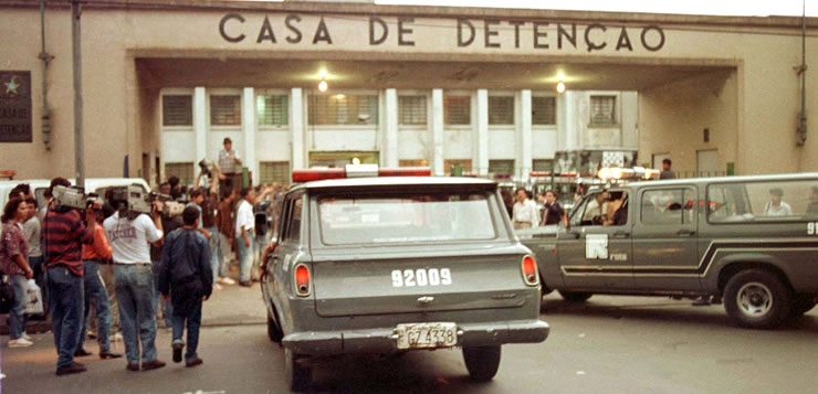 Viaturas da Polícia Militar em frente a casa de detenção do Carandiru