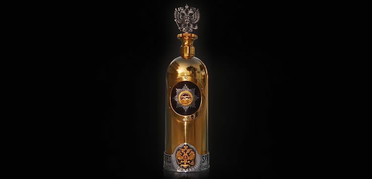 As garrafas da vodka Russo-Baltique possuem um design que se assemelham à carros antigos.